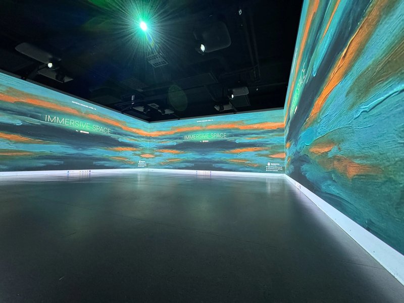 Immersiivinen tila projisoinneilla