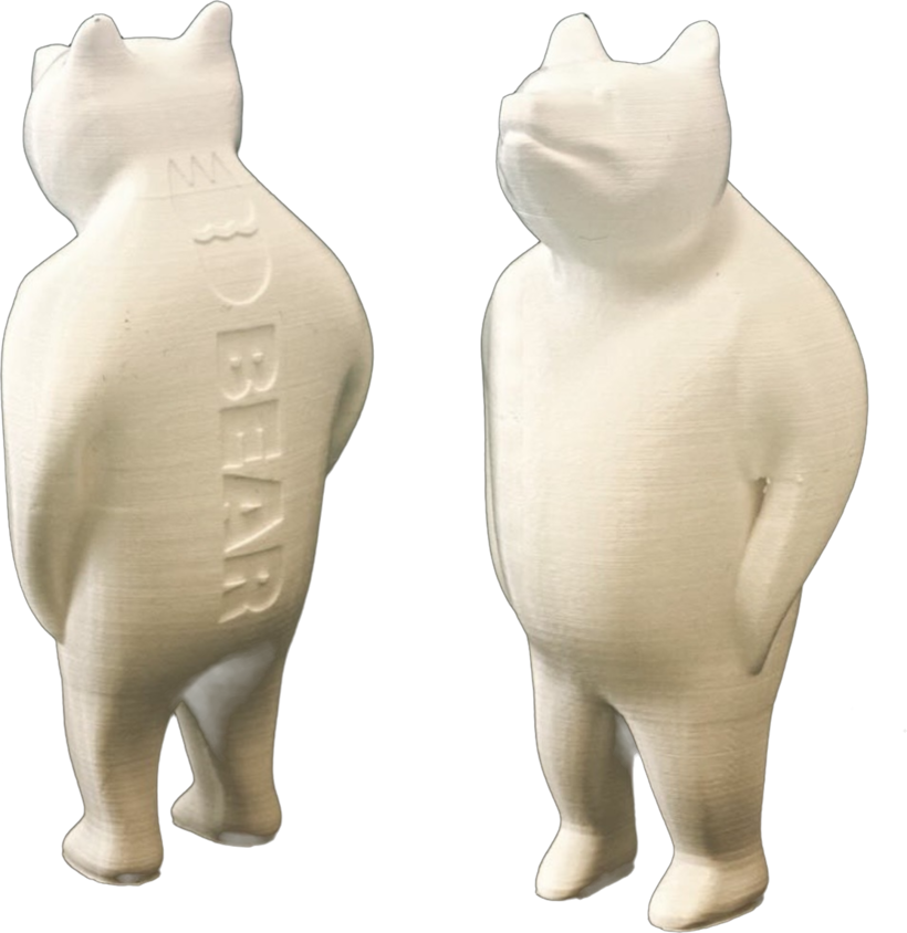 Kaksi 3D-tulostettua 3DBear-karhua, toisen selkään on kohokuvioitu 3DBear