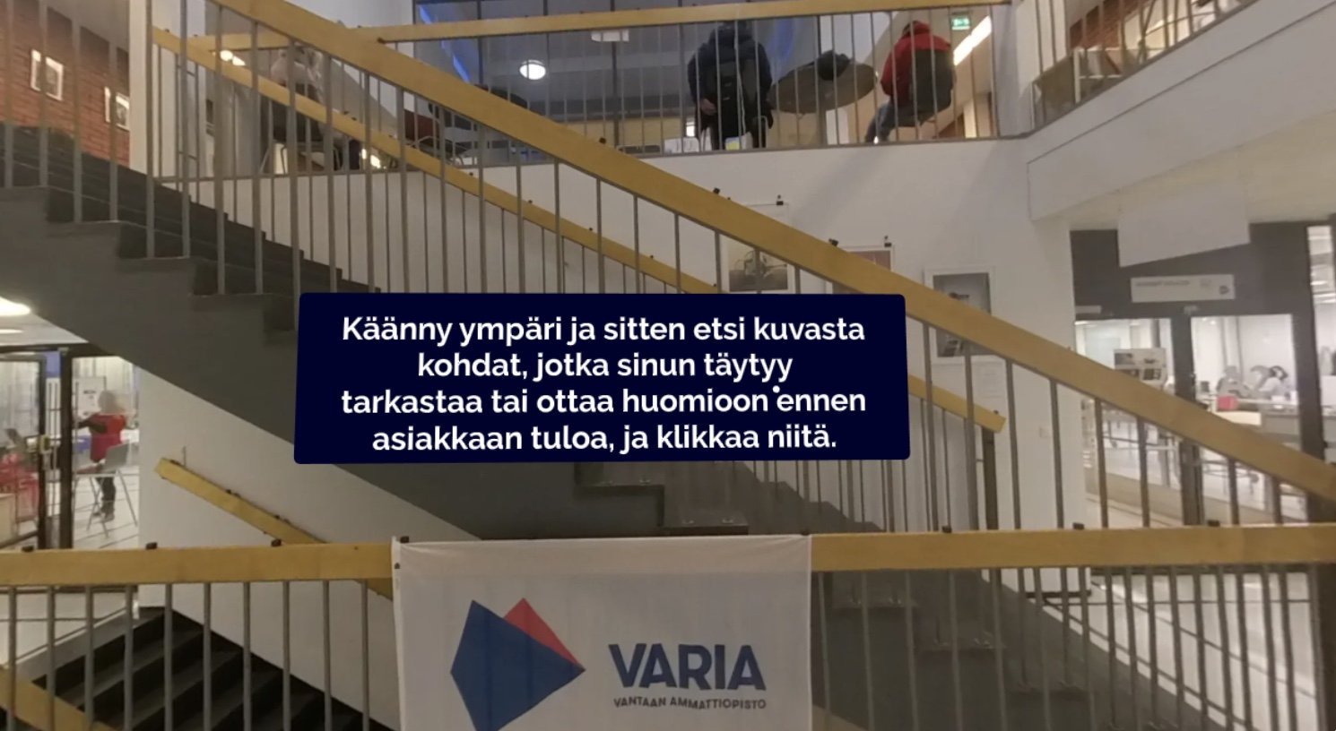 360-harjoitus Varian aulassa: opiskelija etsii näkymästä kohdat, jotka on tarkistettava ennen asiakkaan tuloa